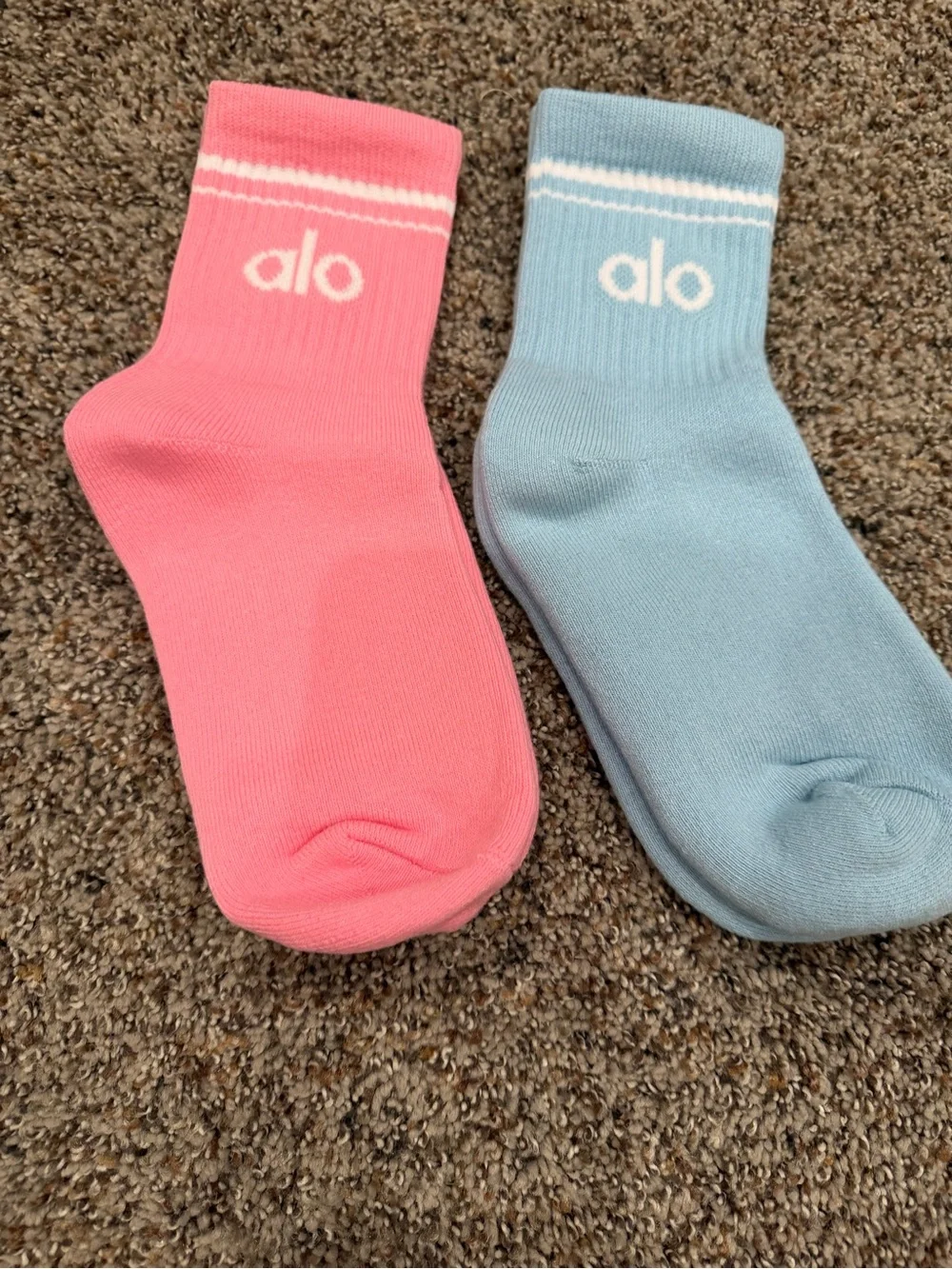 2 pairs Alo Yoga Throwback half crew Pink & Blue